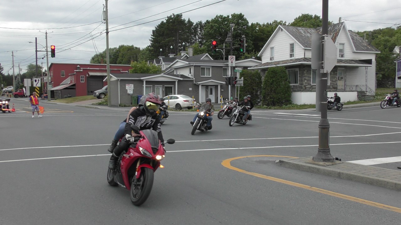 Normand DeLessard présente la parade de motos du bar Le Trafic
