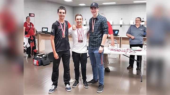 Le Mariverain Antoine Bêty, au centre, avec ses coéquipiers juniors lors de la remise de leur médaille d’or au Championnat canadien de tir qui s'est déroulé à Cookstown en Ontario du 26 juillet au 6 août derniers.