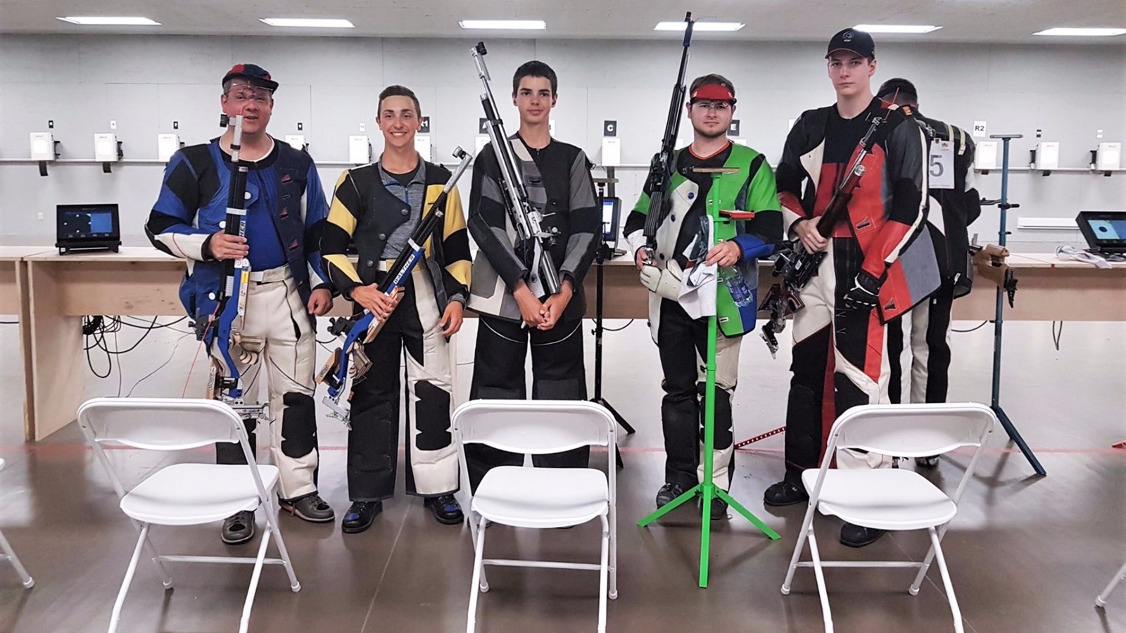 Le Mariverain Antoine Bêty, deuxième à partir de la gauche, avec les quatre autres finalistes du Québec lors de la finale toutes catégories du Championnat canadien de tir qui s'est déroulé à Cookstown en Ontario du 26 juillet au 6 août derniers.