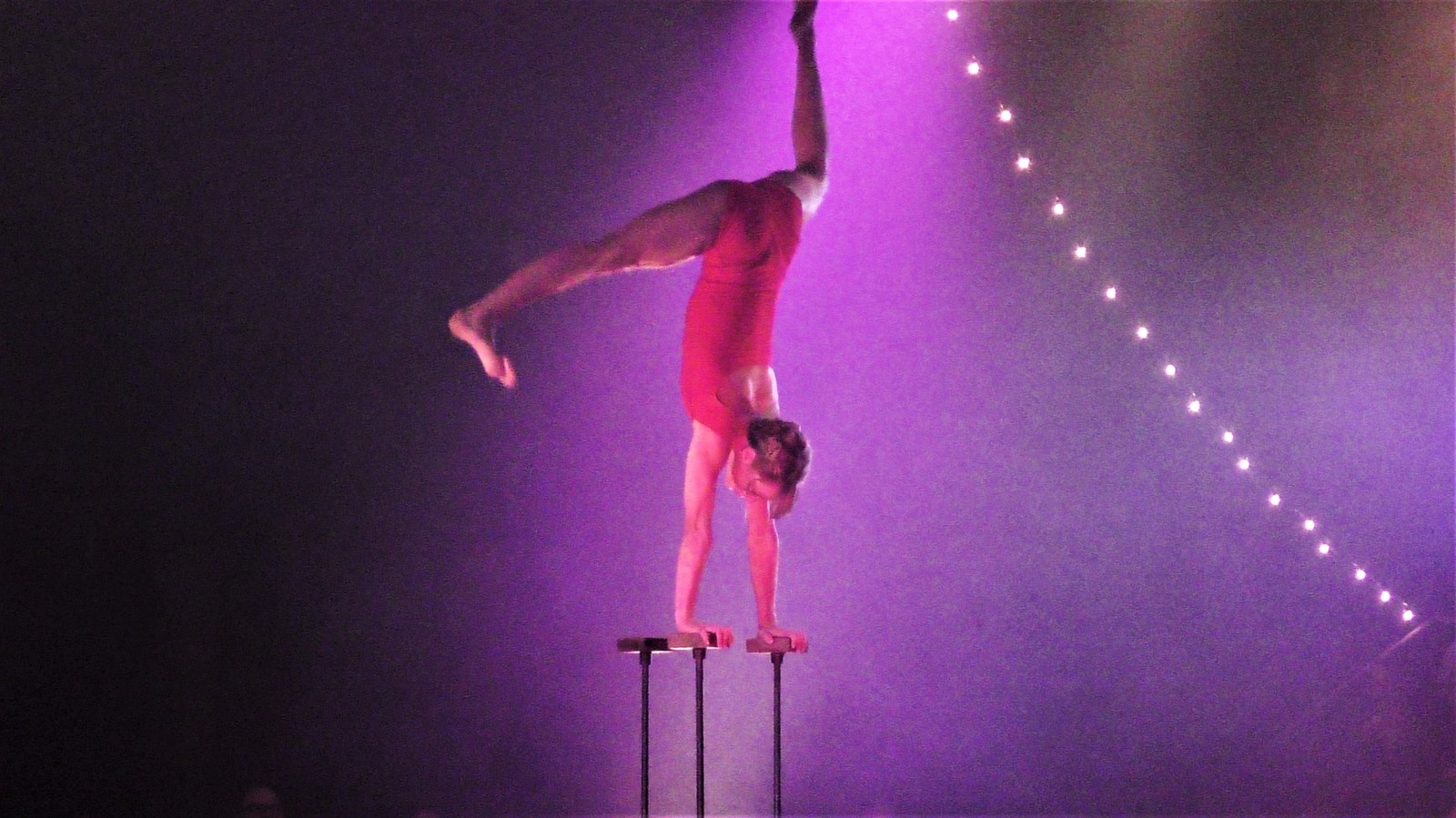 Dans cette capsule d'Hier à aujourd'hui avec Normand DeLessard, Normand présente le cabaret de cirque Le Monastère qui a été présenté au Ranch Gagnon à La Guadeloupe lors du vendredi 11 août 2017.