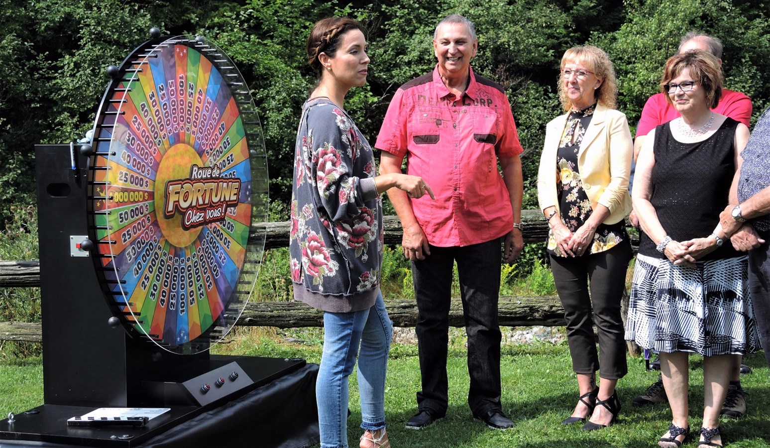 Cyrille Lavoie, résident de Beauceville, entouré de sa famille et de ses amis lors du tournage de La Roue de fortune chez vous! le samedi 12 août 2017.