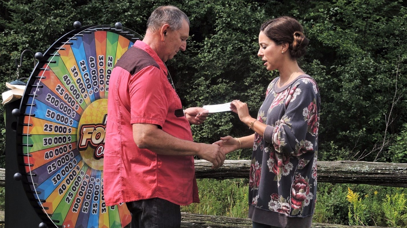Cyrille Lavoie, résident de Beauceville, accompagné de l'animatrice de La Roue de fortune chez vous!, Anick Dumontet, lors du samedi 12 août 2017.