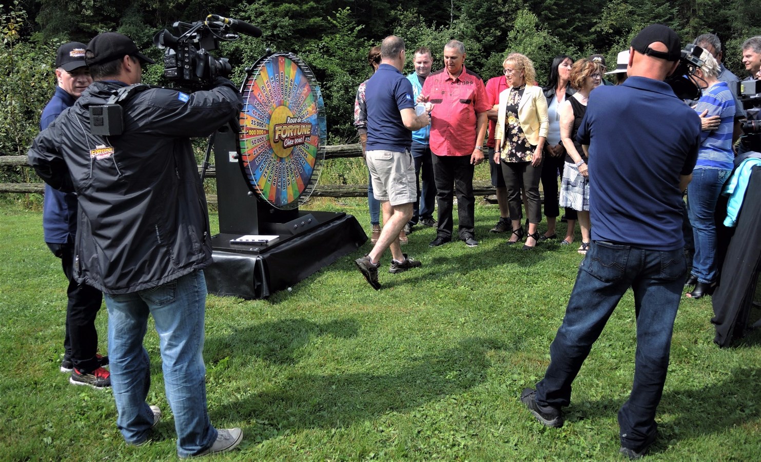 Cyrille Lavoie, résident de Beauceville, entouré de sa famille et de ses amis lors du tournage de La Roue de fortune chez vous! le samedi 12 août 2017.