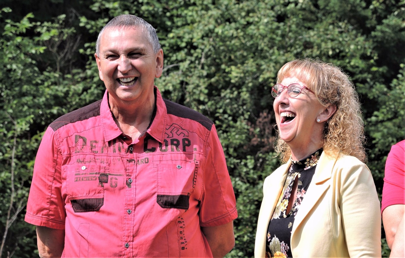 Cyrille Lavoie, résident de Beauceville, entouré de sa famille et de ses amis lors du tournage de La Roue de fortune chez vous! le samedi 12 août 2017.