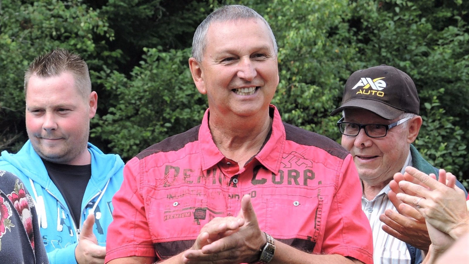 Cyrille Lavoie, résident de Beauceville, entouré de sa famille et de ses amis lors du tournage de La Roue de fortune chez vous! le samedi 12 août 2017.