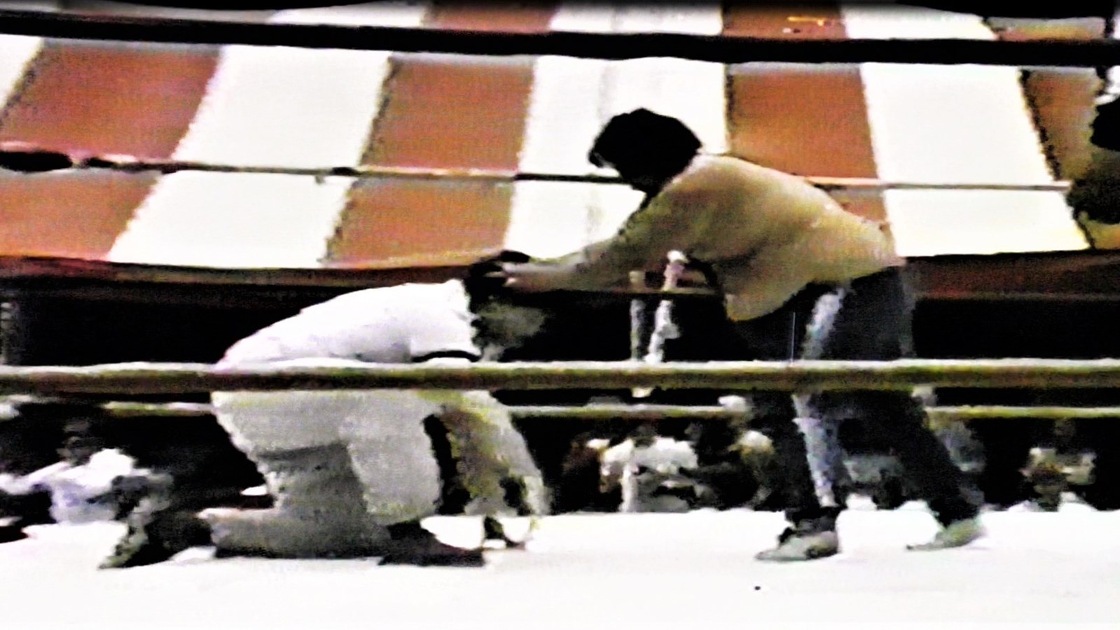 Dans cette capsule d'Hier à aujourd'hui avec Normand DeLessard, Normand présente des images d'un Gala de lutte amateur qui a eu lieu en direct du Platin de Beauceville en 1983.