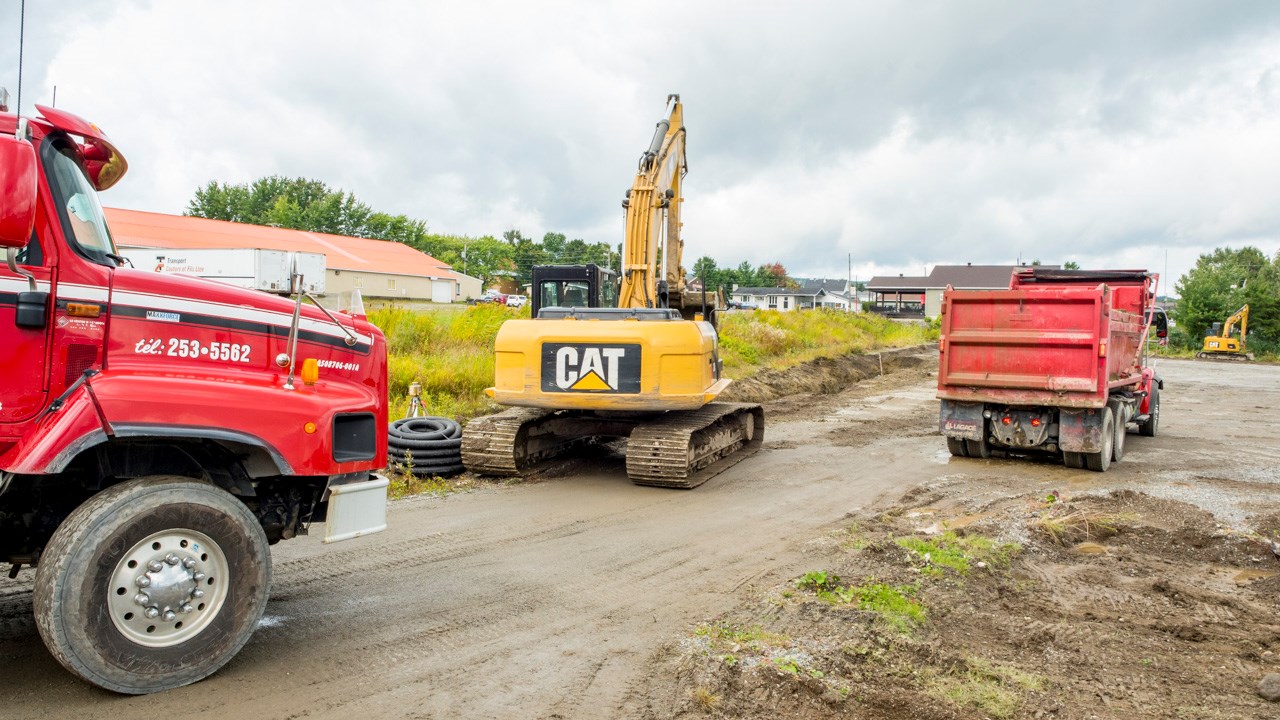 Première pelletée de terre pour la nouvelle usine de Safari Condo à Saint-Frédéric