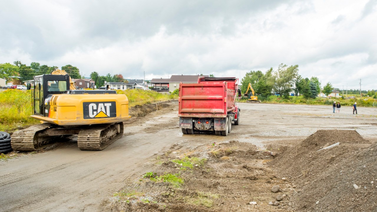 Première pelletée de terre pour la nouvelle usine de Safari Condo à Saint-Frédéric