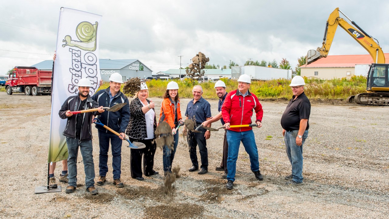 Première pelletée de terre pour la nouvelle usine de Safari Condo à Saint-Frédéric