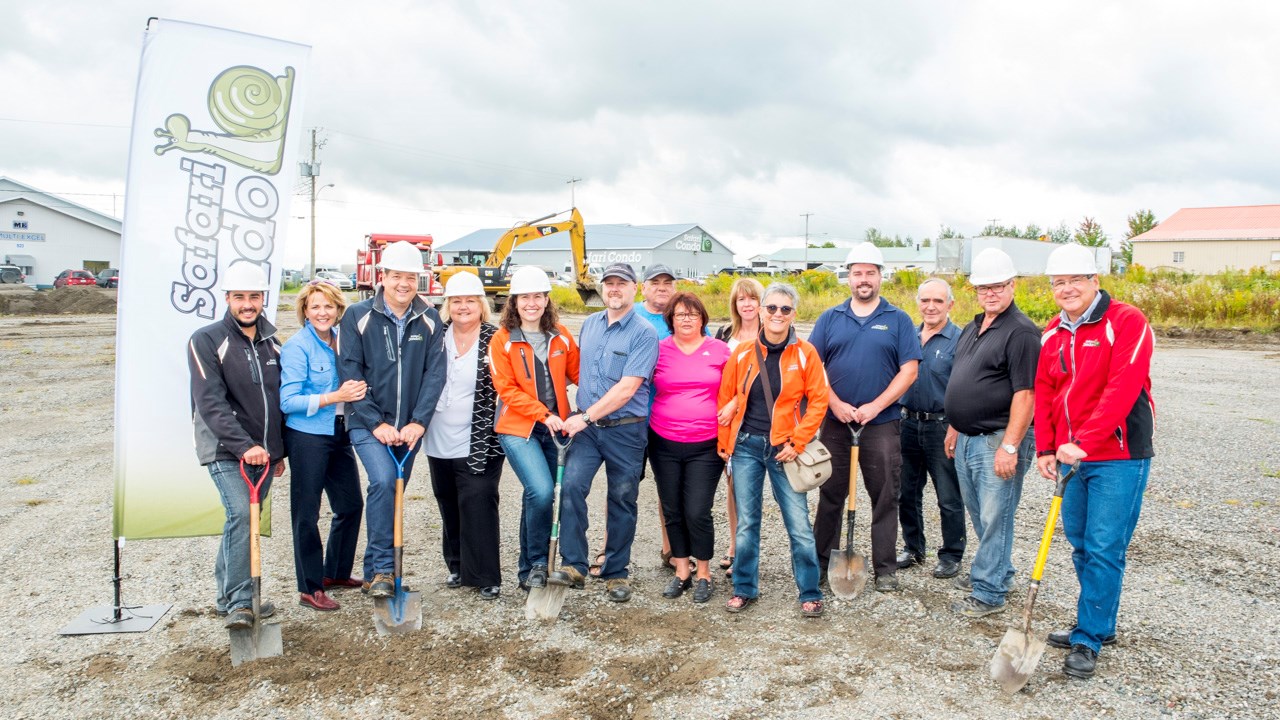Première pelletée de terre pour la nouvelle usine de Safari Condo à Saint-Frédéric