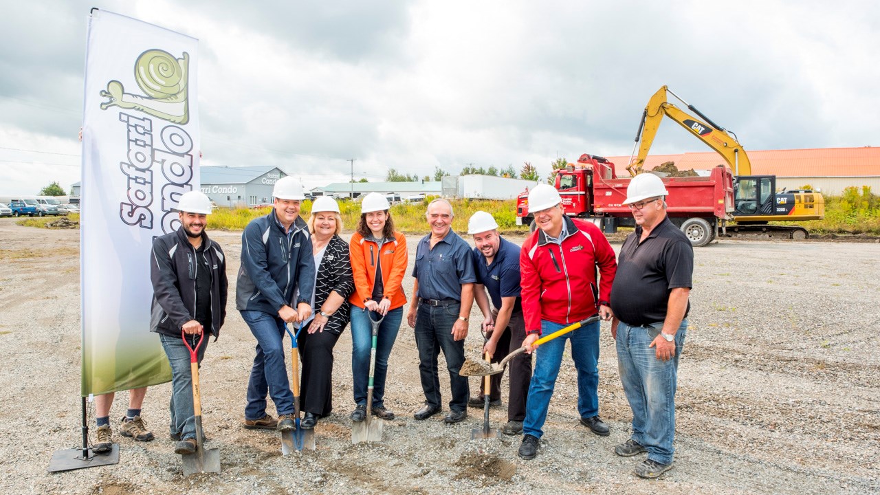 Première pelletée de terre pour la nouvelle usine de Safari Condo à Saint-Frédéric