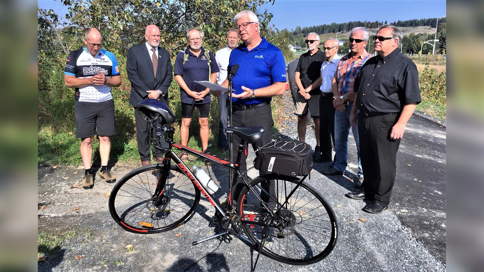 De gauche à droite : Richard Moreau (directeur général de Tourisme Chaudière-Appalaches), Pierre Bégin (maire de Notre-Dame-des-Pins et préfet de la MRC Beauce-Sartigan), Claude Morin (maire de Saint-Georges et préfet suppléant de la MRC Beauce-Sartigan), André Spénard (député de Beauce-Nord), Paul Morin (Directeur des loisirs et des communications à la Ville de Beauceville), Normand Vachon (Président de la Corporation de la piste cyclable), Jean-Roch Veilleux (maire de Saint-Alfred), Michel Doyon (représentant du maire de Saint-Joseph, Michel Cliche) et Luc Provençal (maire de Beauceville et préfet de la MRC Robert-Cliche) lors de la conférence de presse précédant l'inauguration officielle de la piste cyclable, qui s'est déroulée le dimanche 17 septembre 2017.