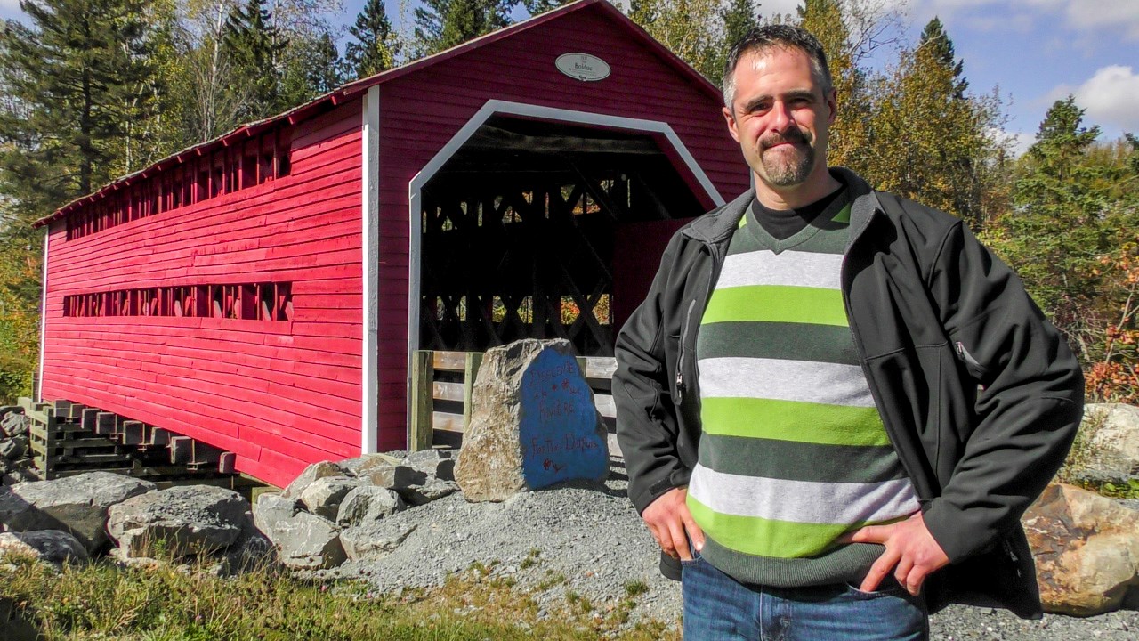 Normand DeLessard présente l'histoire du pont couvert Bolduc à Sainte-Clotilde