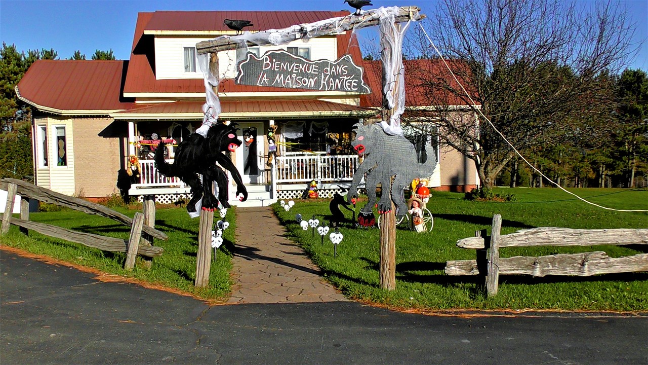 Dans cette capsule d'Hier à aujourd'hui avec Normand DeLessard, Normand présente la famille Bisson, qui est passionnée par la fête de l'Halloween.