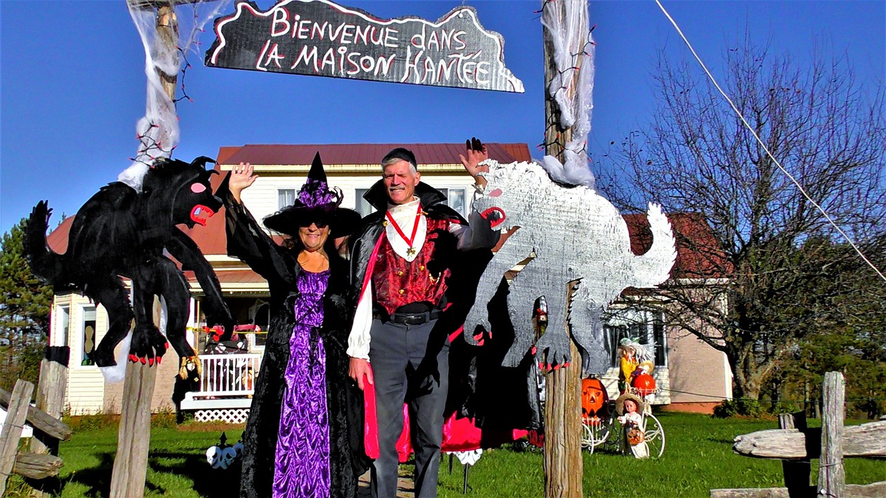 Dans cette capsule d'Hier à aujourd'hui avec Normand DeLessard, Normand présente la famille Bisson, qui est passionnée par la fête de l'Halloween.