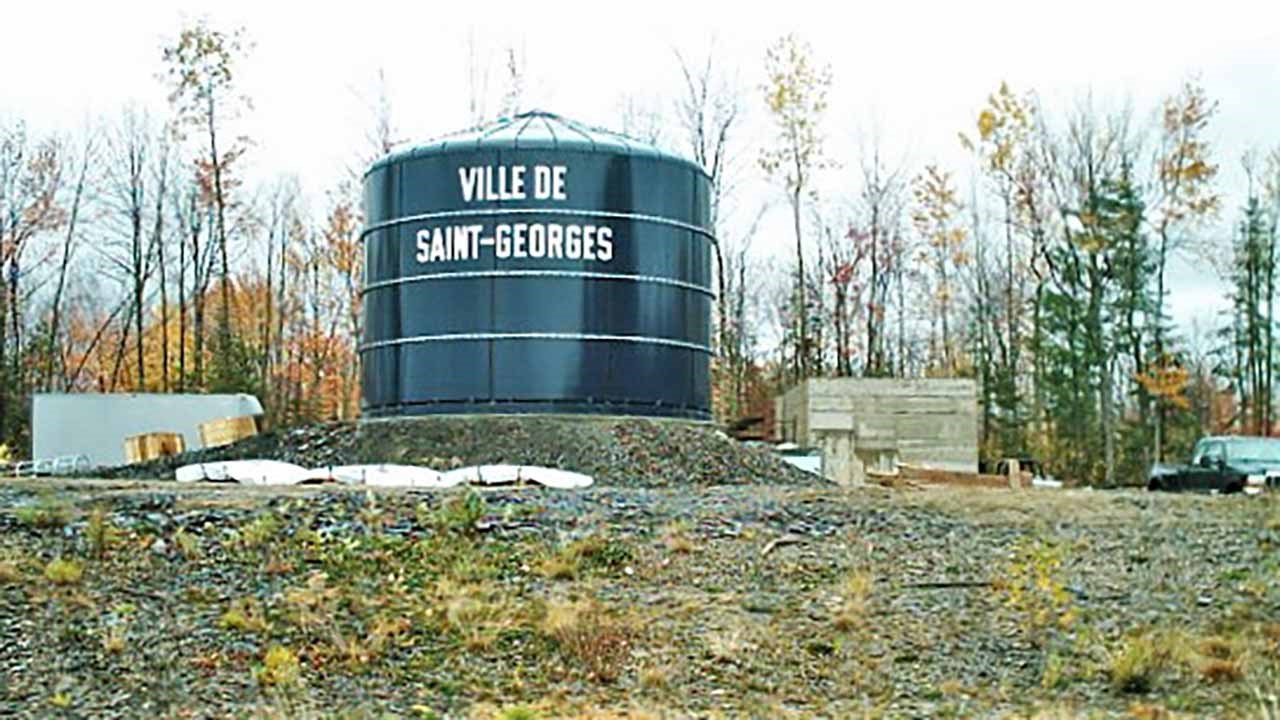 Dans cette capsule d'Hier à aujourd'hui avec Normand DeLessard, Normand présente des images de la construction du réservoir de la Ville de Saint-Georges, qui comporte un total de 23 étages.