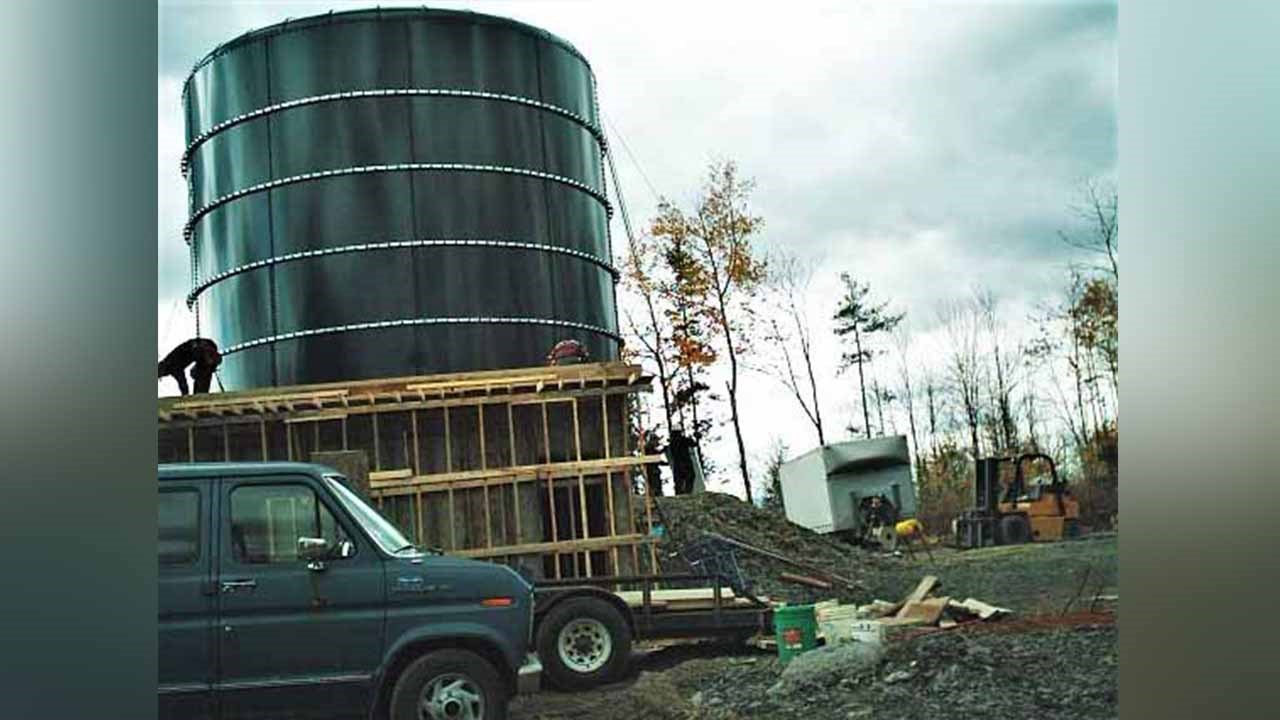 Dans cette capsule d'Hier à aujourd'hui avec Normand DeLessard, Normand présente des images de la construction du réservoir de la Ville de Saint-Georges, qui comporte un total de 23 étages.