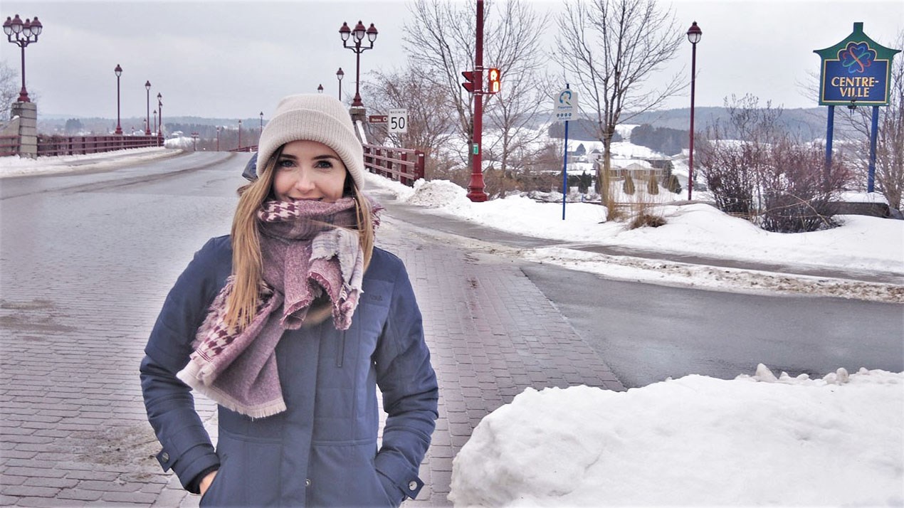 Jessie Nadeau à l'intersection de la Route Saint-Elzéar (Route 216) et de la Rue Notre-Dame, à Sainte-Marie, la municipalité où elle a grandi en Beauce.