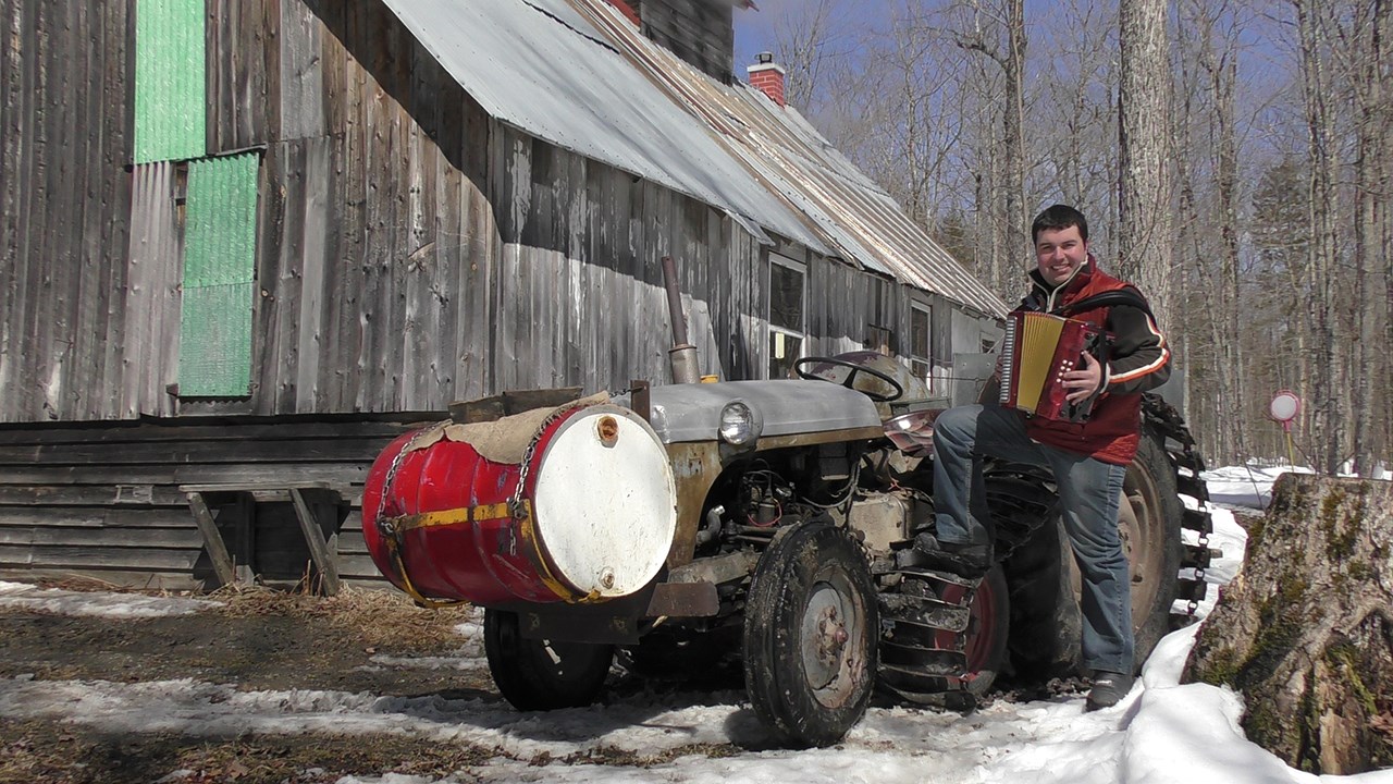 Normand DeLessard présente la cabane à sucre de Carmelle Loignon de St-Philibert