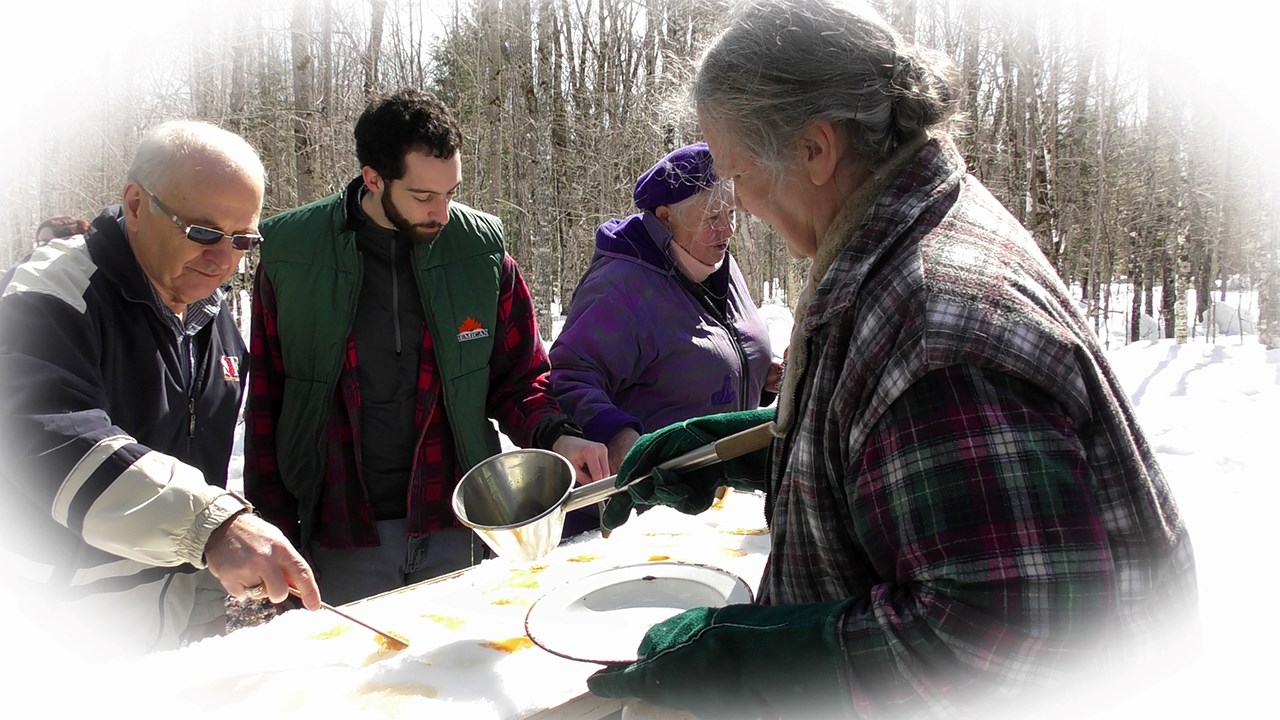 Normand DeLessard présente la cabane à sucre de Carmelle Loignon de St-Philibert