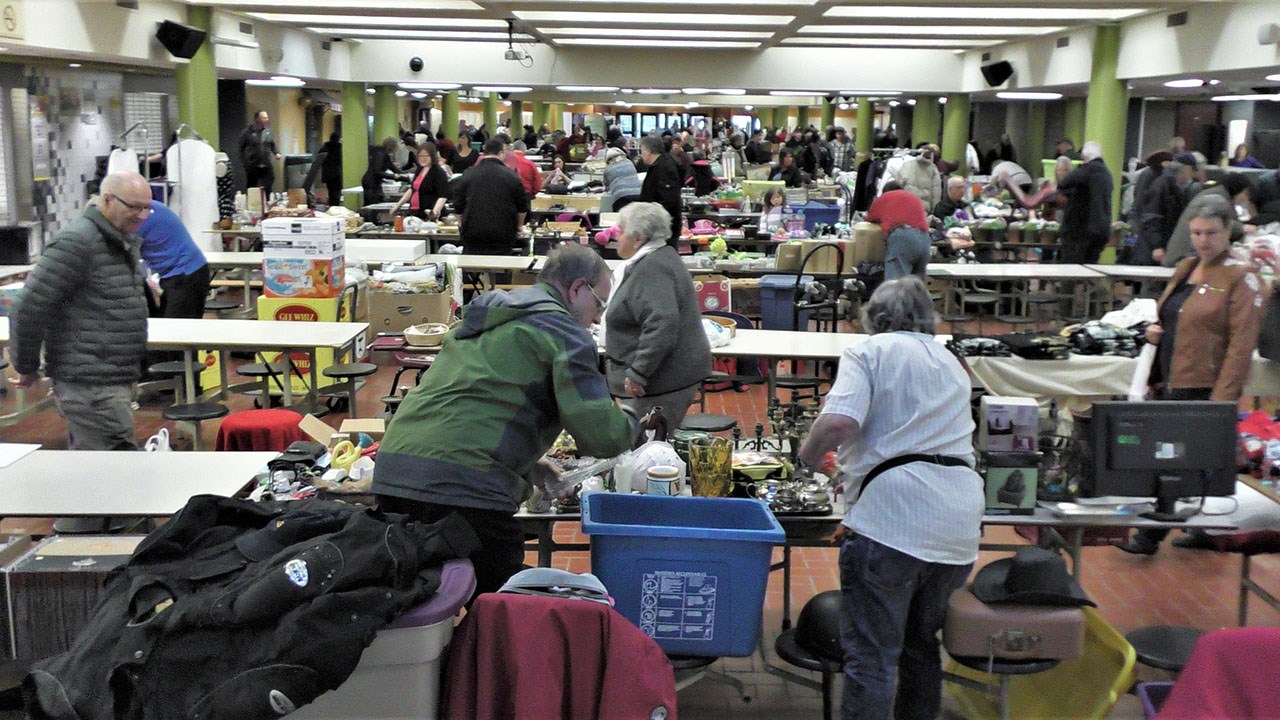 Dans cette capsule d'Hier à aujourd'hui avec Normand DeLessard, Normand présente des images du méga marché aux puces au profit du bal des finissants des élèves de cinquième secondaire de la polyvalente Saint-Georges, qui s'est déroulé lors du dimanche 15 avril 2018, de 9 h à 16 h.
