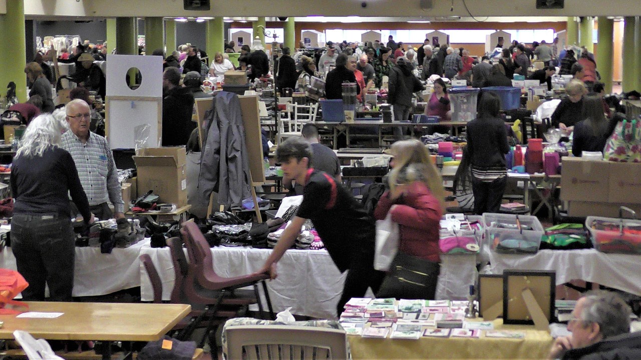 Dans cette capsule d'Hier à aujourd'hui avec Normand DeLessard, Normand présente des images du méga marché aux puces au profit du bal des finissants des élèves de cinquième secondaire de la polyvalente Saint-Georges, qui s'est déroulé lors du dimanche 15 avril 2018, de 9 h à 16 h.
