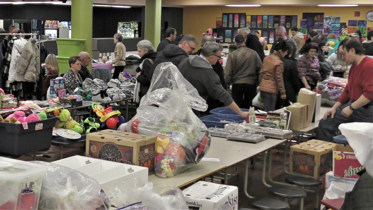 Dans cette capsule d'Hier à aujourd'hui avec Normand DeLessard, Normand présente des images du méga marché aux puces au profit du bal des finissants des élèves de cinquième secondaire de la polyvalente Saint-Georges, qui s'est déroulé lors du dimanche 15 avril 2018, de 9 h à 16 h.