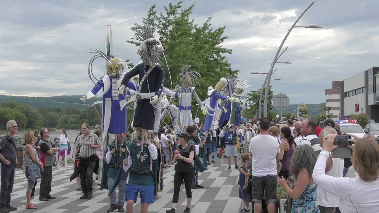 Normand DeLessard présente la parade des géants à St-Georges en 2018