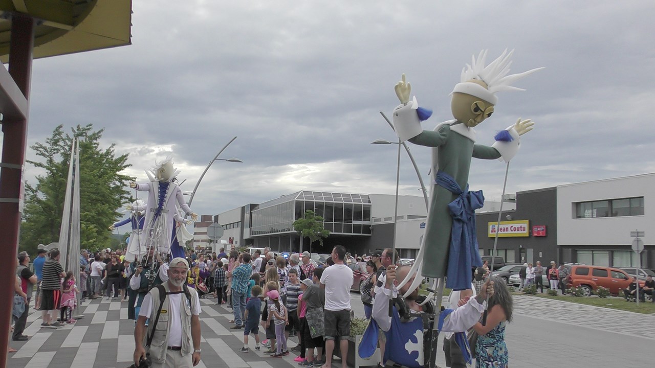 Normand DeLessard présente la parade des géants à St-Georges en 2018