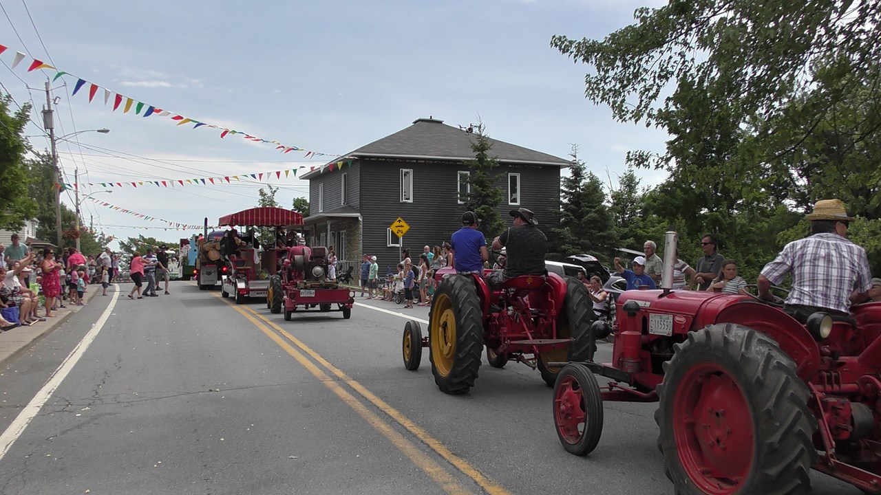 Normand DeLessard présente la parade du 100e de St-Jules en Beauce