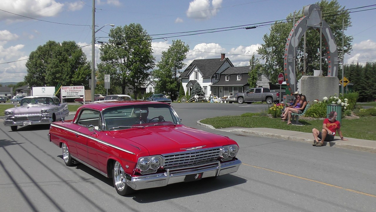 Normand DeLessard présente la parade de voitures anciennes du Nashville en Beauce