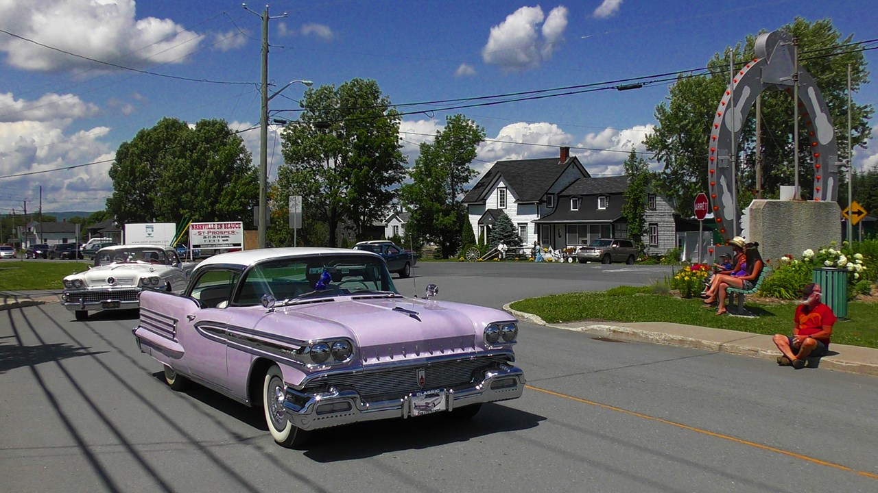 Normand DeLessard présente la parade de voitures anciennes du Nashville en Beauce