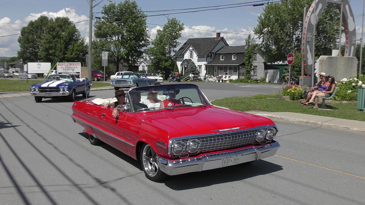 Normand DeLessard présente la parade de voitures anciennes du Nashville en Beauce
