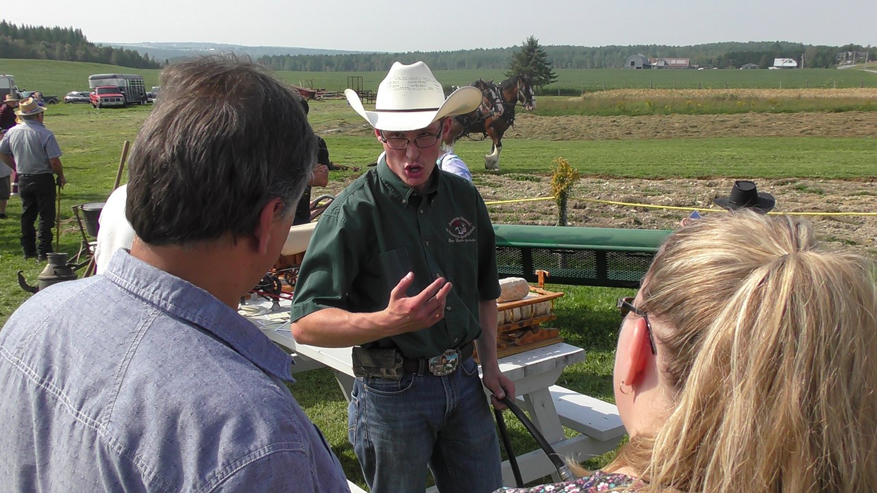 Normand DeLessard présente la journée agricole à St-Benoît