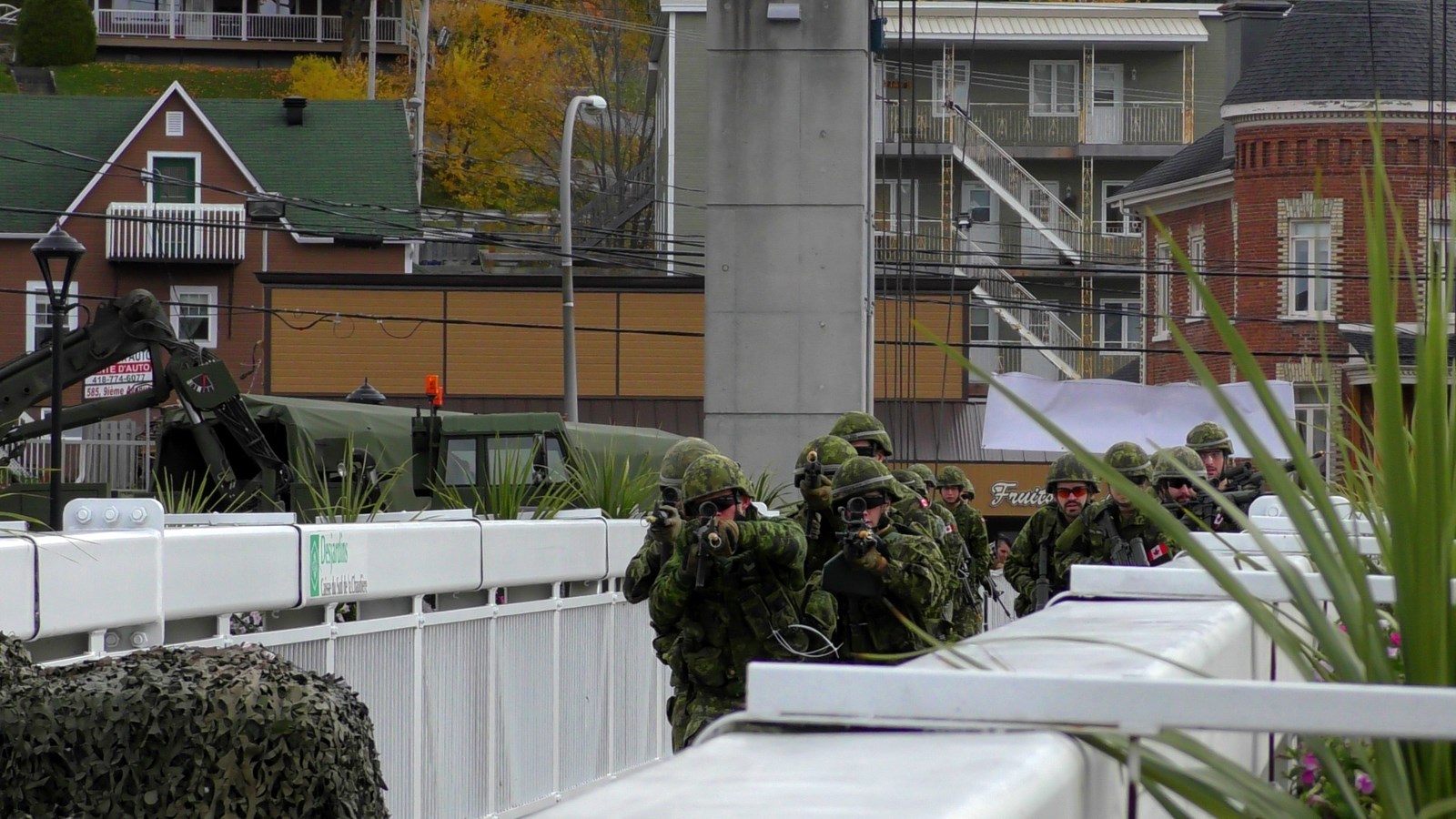 Normand DeLessard présente la dernière simulation militaire à l'Île Ronde