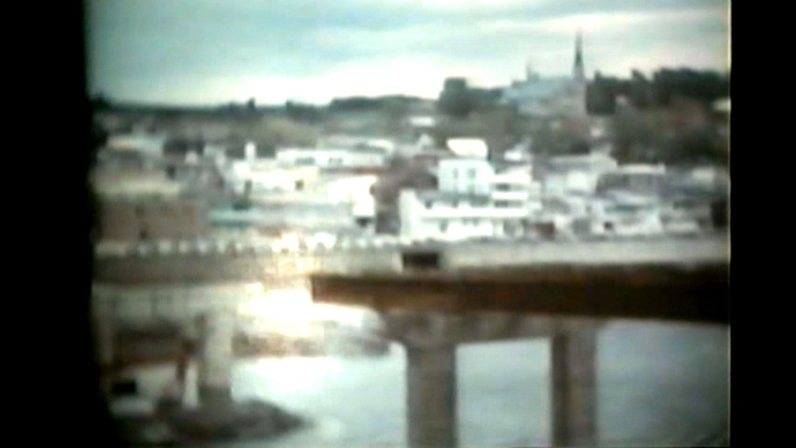 Normand DeLessard présente la construction du pont de Saint-Georges