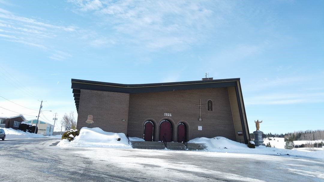 Normand DeLessard présente l'église de Saint-Benoît-Labre