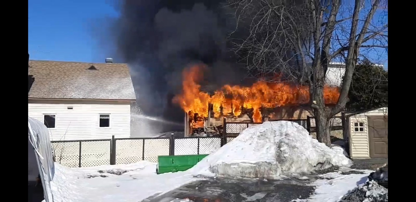 Vidéo du feu de garage à Saint-Georges ouest mercredi pm
