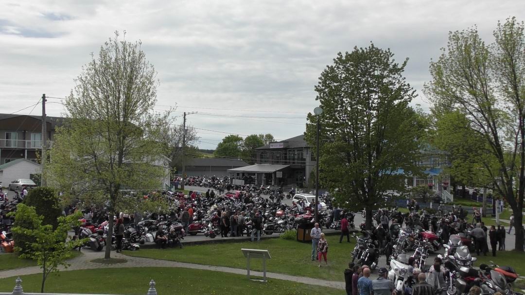 Normand DeLessard présente la bénédiction des motos à Saint-Victor