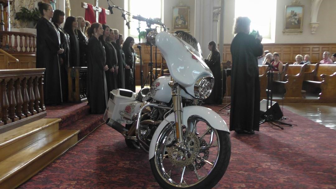 Normand DeLessard présente la bénédiction des motos à Saint-Victor