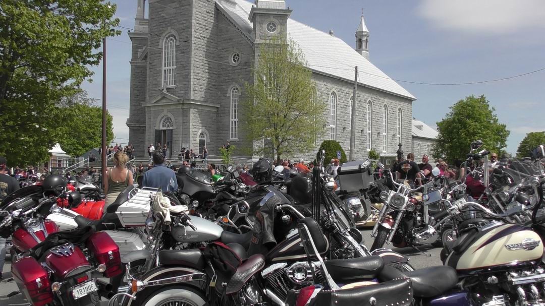 Normand DeLessard présente la bénédiction des motos à Saint-Victor