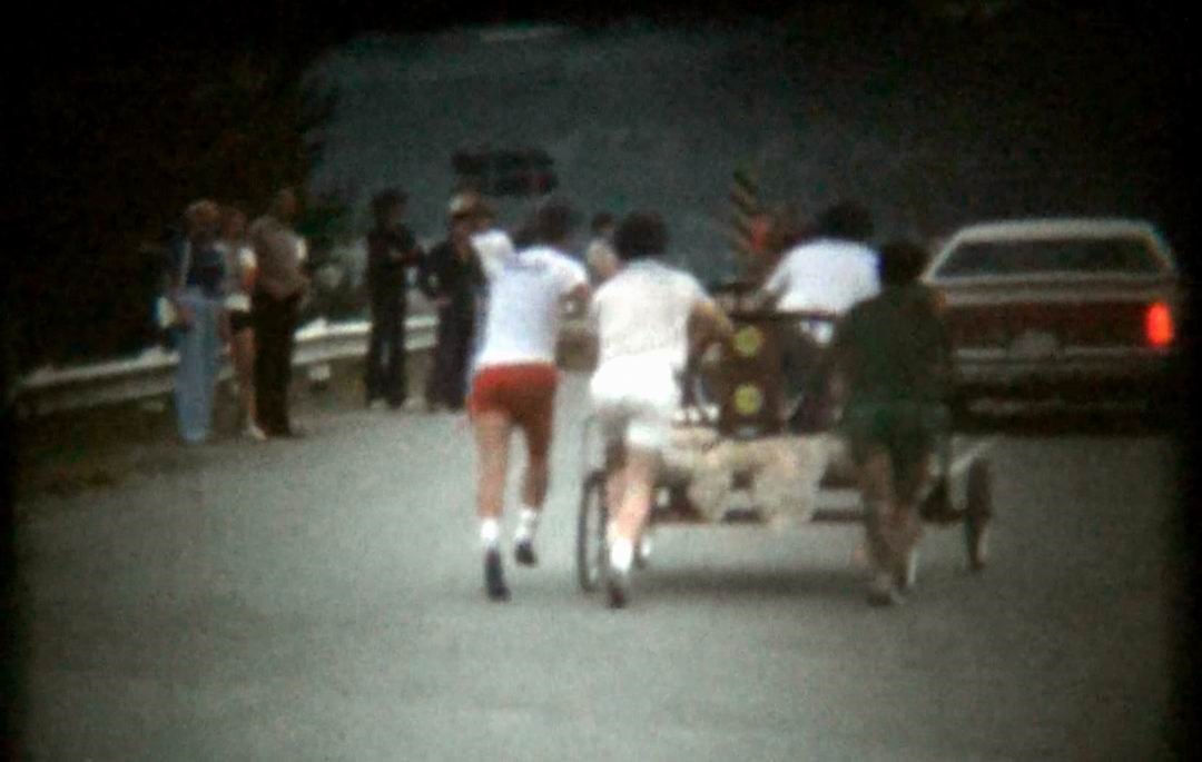 Normand DeLessard présente la course de lits à Notre-Dame-des-Pins au milieu des années 70