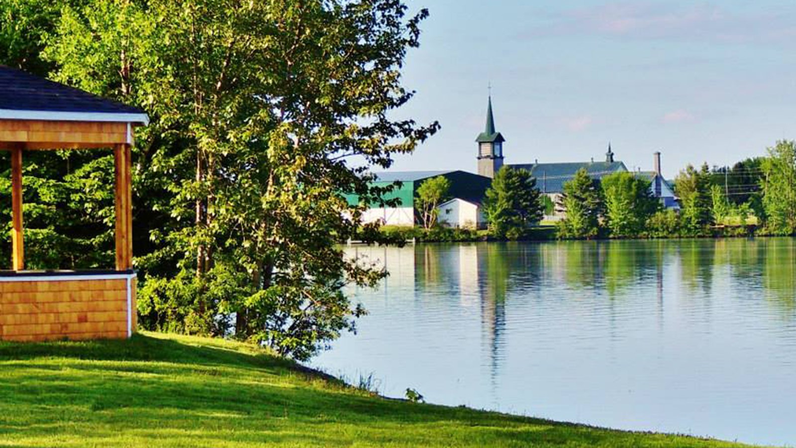 Depuis sa fondation, Arla a participé activement à l’élaboration du plan directeur de l’eau de la municipalité et voit à sensibiliser tous les riverains à l’importance de se donner un plan d’intervention pour la sauvegarde du lac. 
