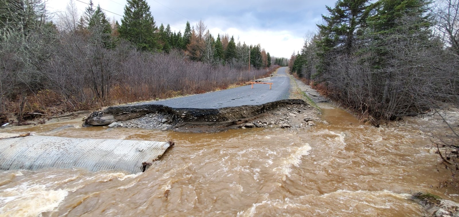 Une partie de la route s'affaisse dans le secteur de Cumberland