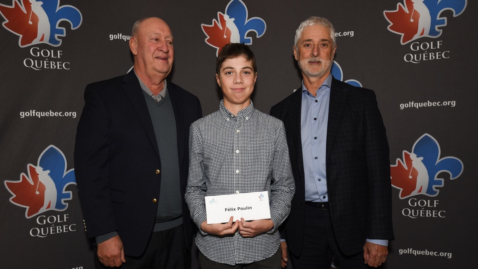Félix Poulin est accompagné de messieurs Denis Loiselle, président de Golf Québec, et Claude Chagnon, président de la FAEQ. 