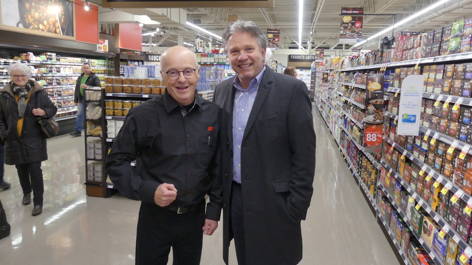 Le plus ancien employé du supermarché, Raymond Poulin, était bien heureux de reprendre ses fonctions. On le voit ici en compagnie de Jean-Pierre Labbé, l'un des propriétaires, avec ses deux soeurs, de l'immeuble commercial dans lequel se trouve le marché IGA.