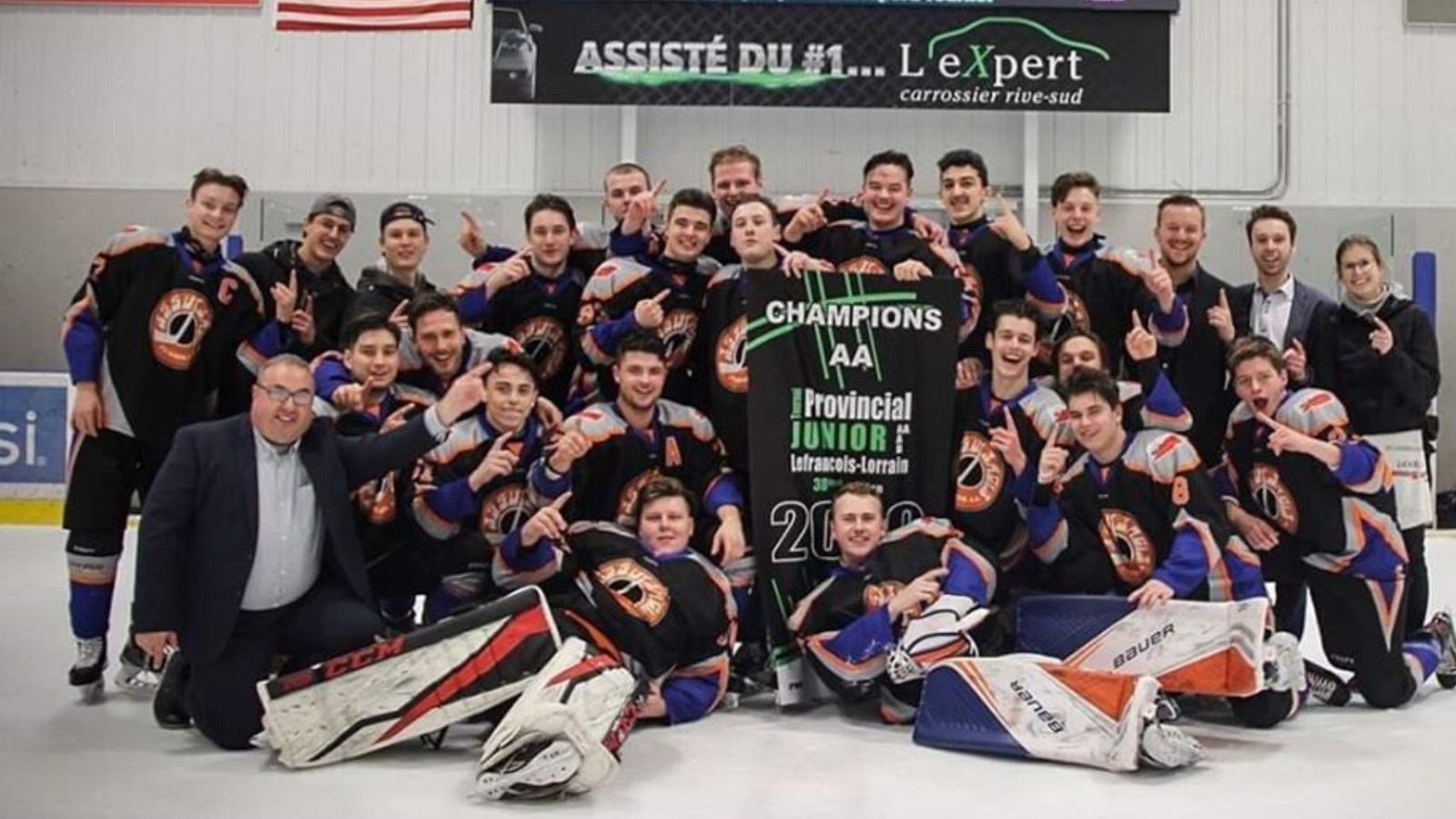 L'Assurancia junior AA met la main sur la banderole de champion