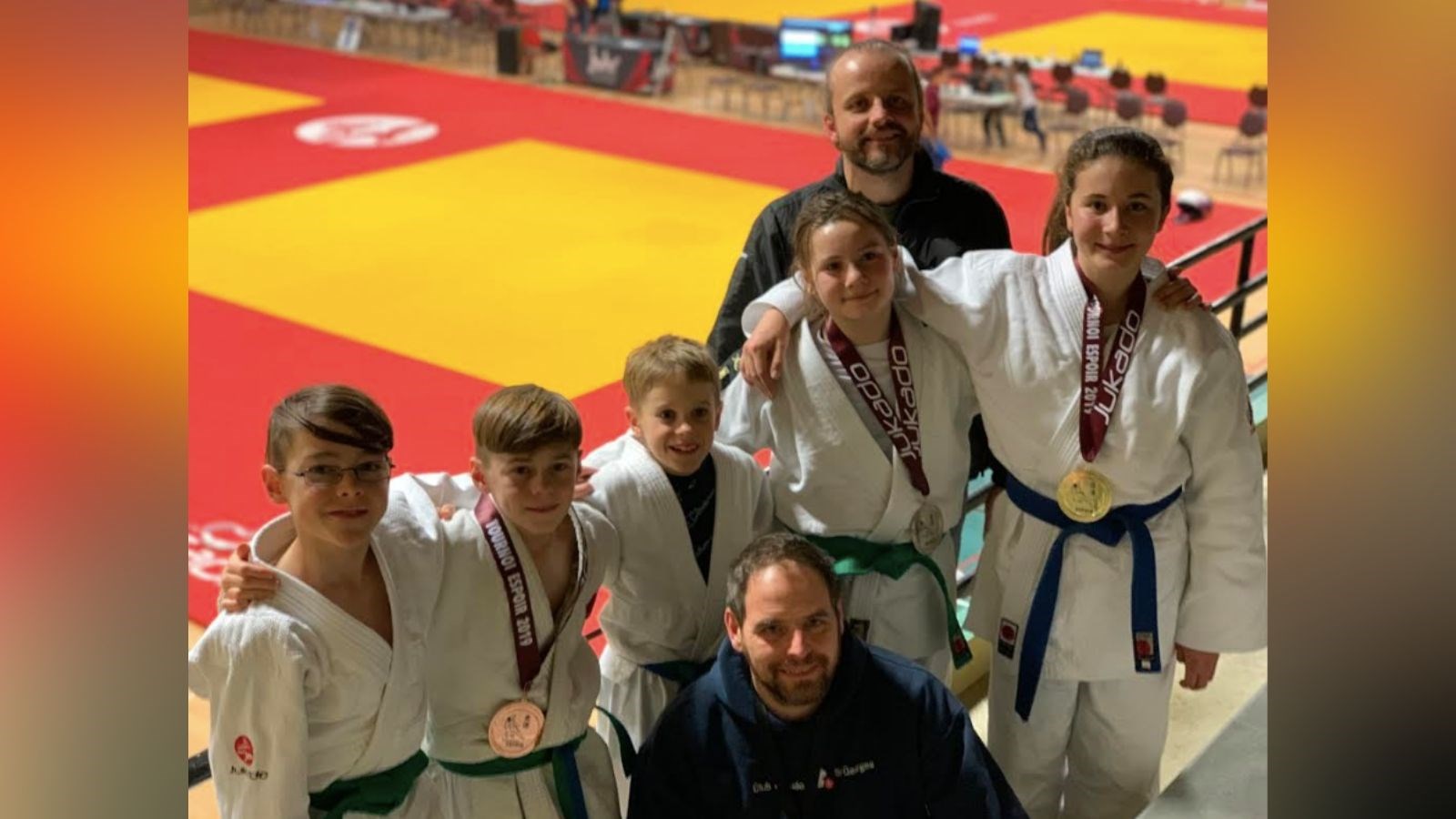 La délégation de Judo Beauce LESVA au tournoi Espoir provincial 2019. De gauche à droite, Alex Vachon, Samuel Lespérance, William Maheux, Léah Michaud et Charline Bourque, en compagnie de leurs entraîneurs, Martin Beaulieu et Sylvain Michaud.