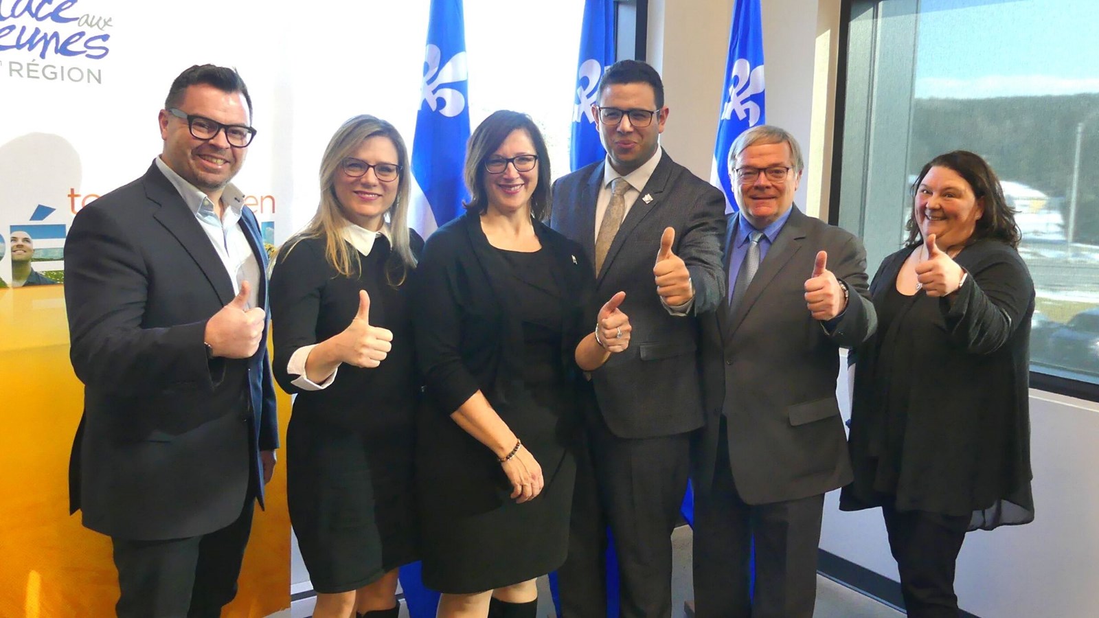 Luc Dastous (PAJR), les députées Stéphanie Lachance et Isabelle Lecours, les députés Samuel Poulin et Luc Provençal et la dg des Carrefours jeunesse-emploi de Beauce, Marie-Josée Bolduc.