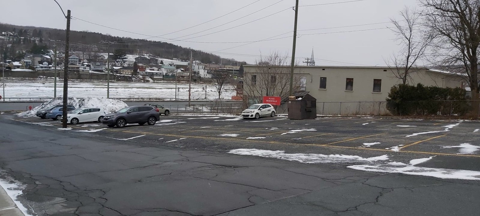 Ce stationnement serait surélevé par rapport au boulevard Renault pour en faire notamment un secteur de marché public.